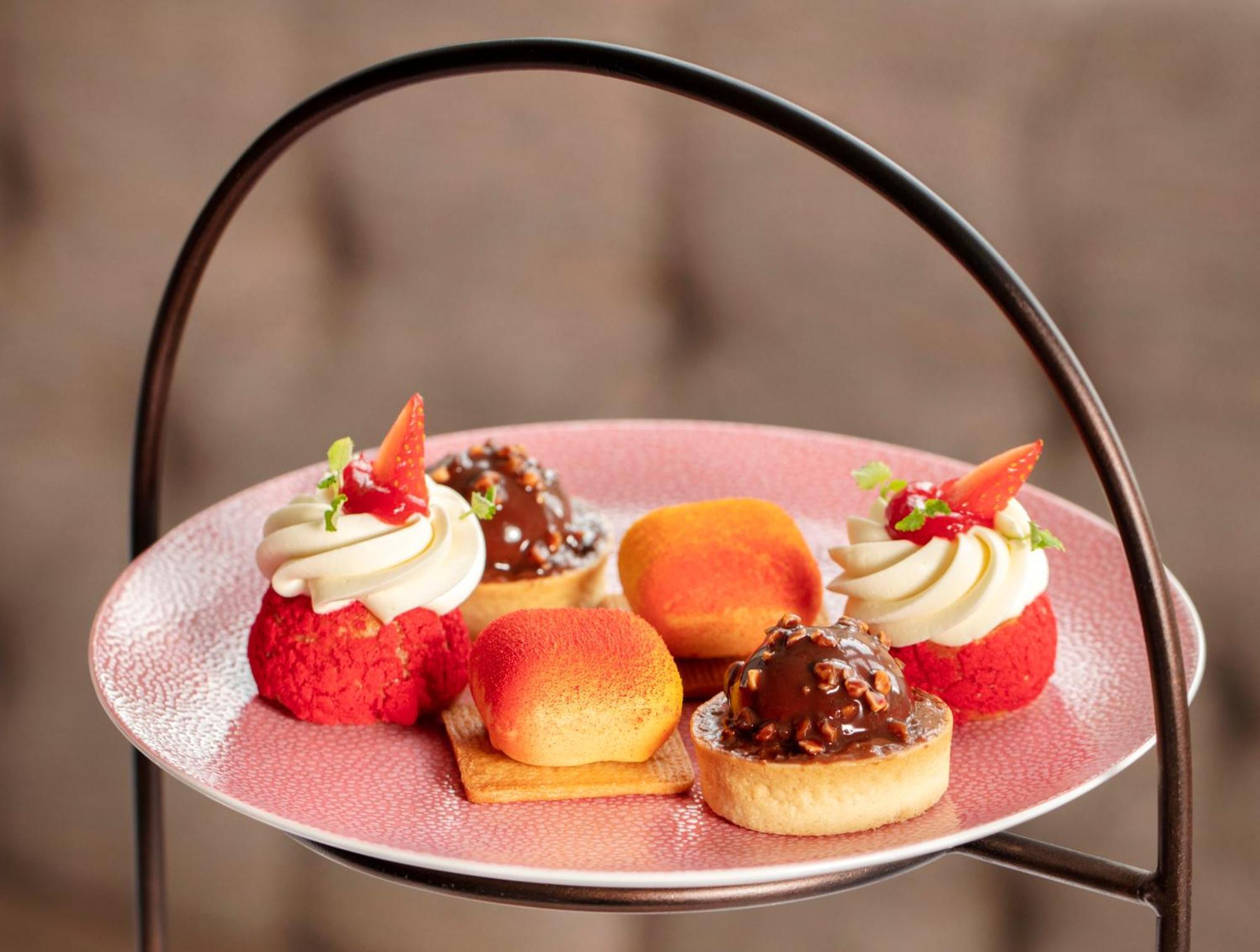 Schloss Roxburghe, Part Of Destination By Hyatt Luaran gambar A selection of petits fours