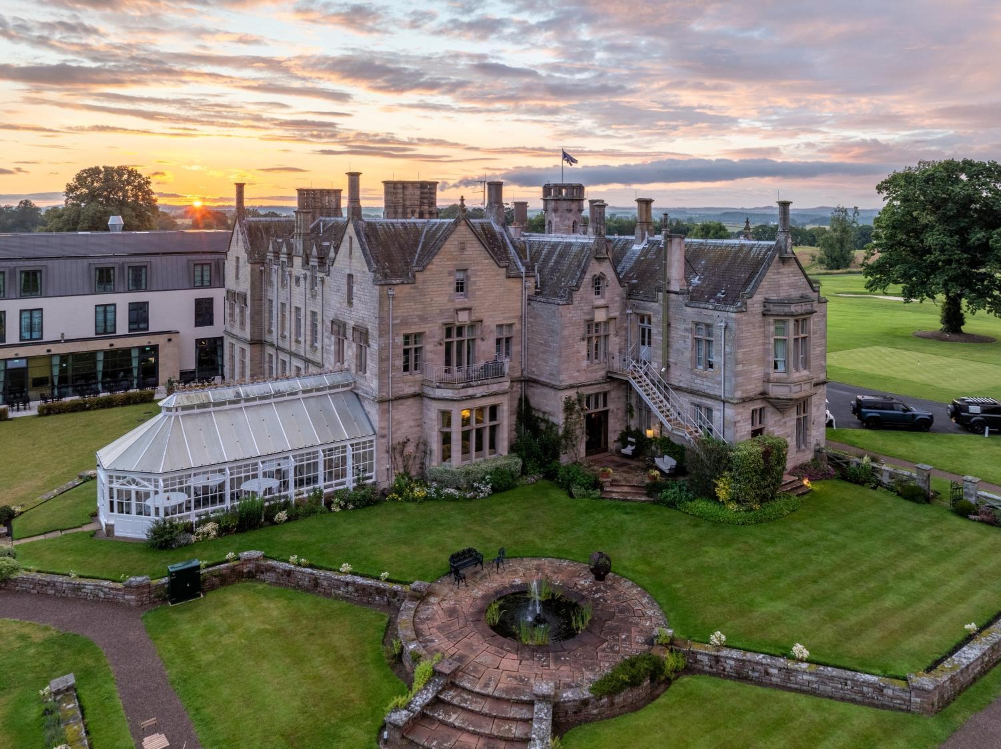 Schloss Roxburghe, Part Of Destination By Hyatt Luaran gambar The hotel at sunset