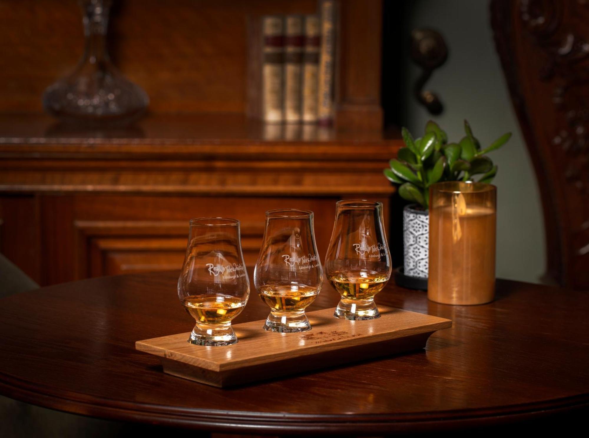 Schloss Roxburghe, Part Of Destination By Hyatt Luaran gambar A tasting tray of four samples of Scotch whisky