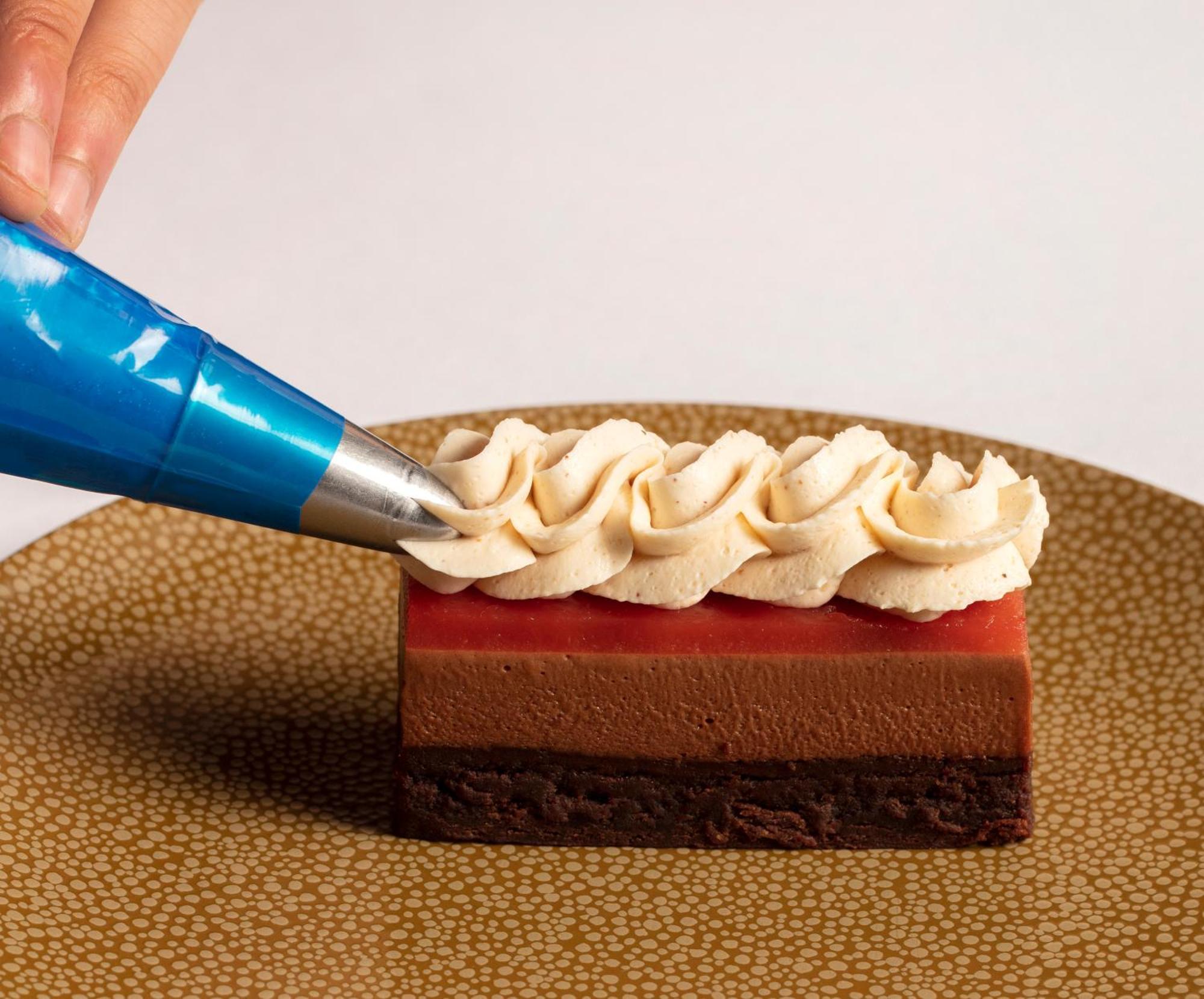 Schloss Roxburghe, Part Of Destination By Hyatt Luaran gambar A pastry chef icing a dessert