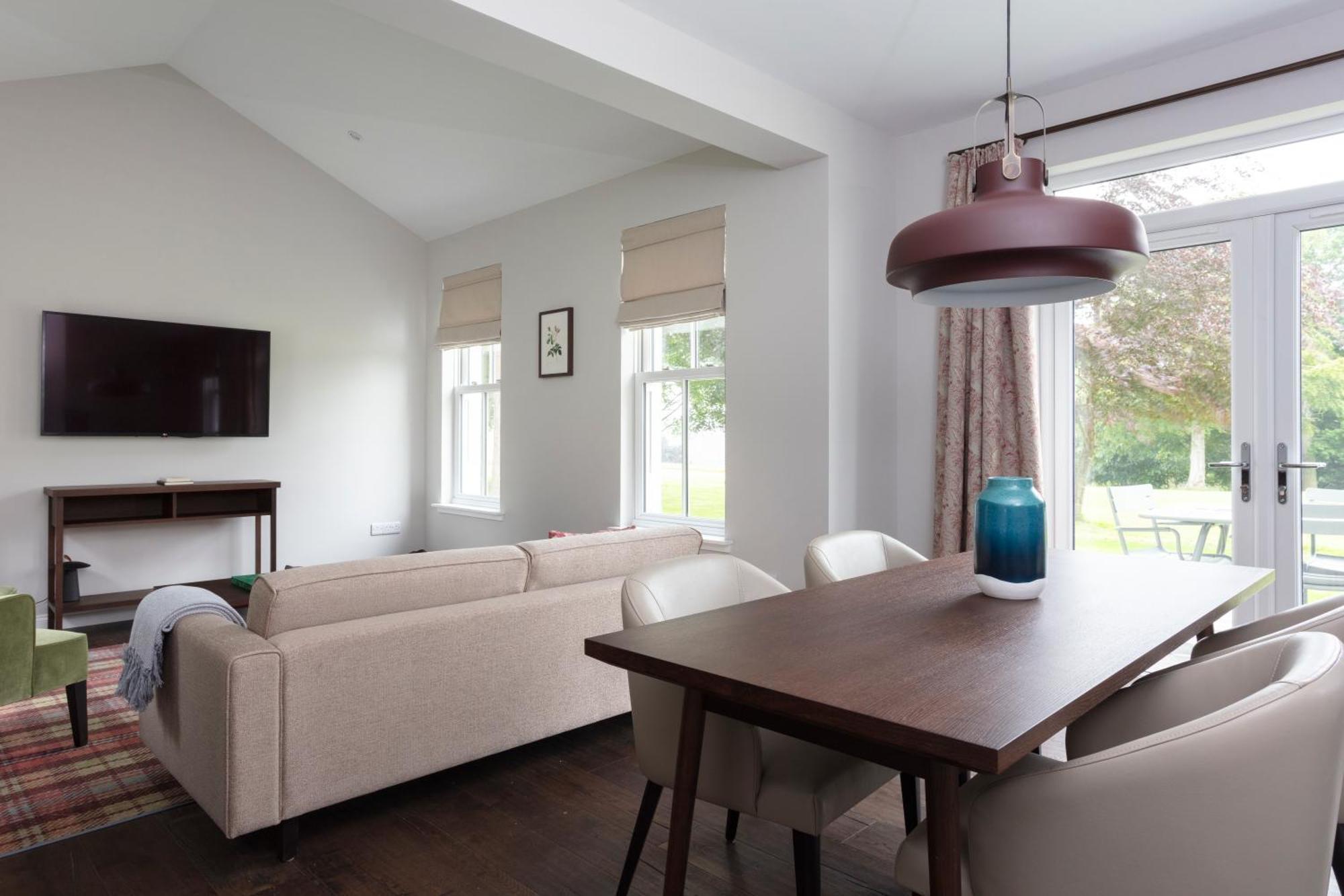 Schloss Roxburghe, Part Of Destination By Hyatt Luaran gambar A living room with a sofa and a table