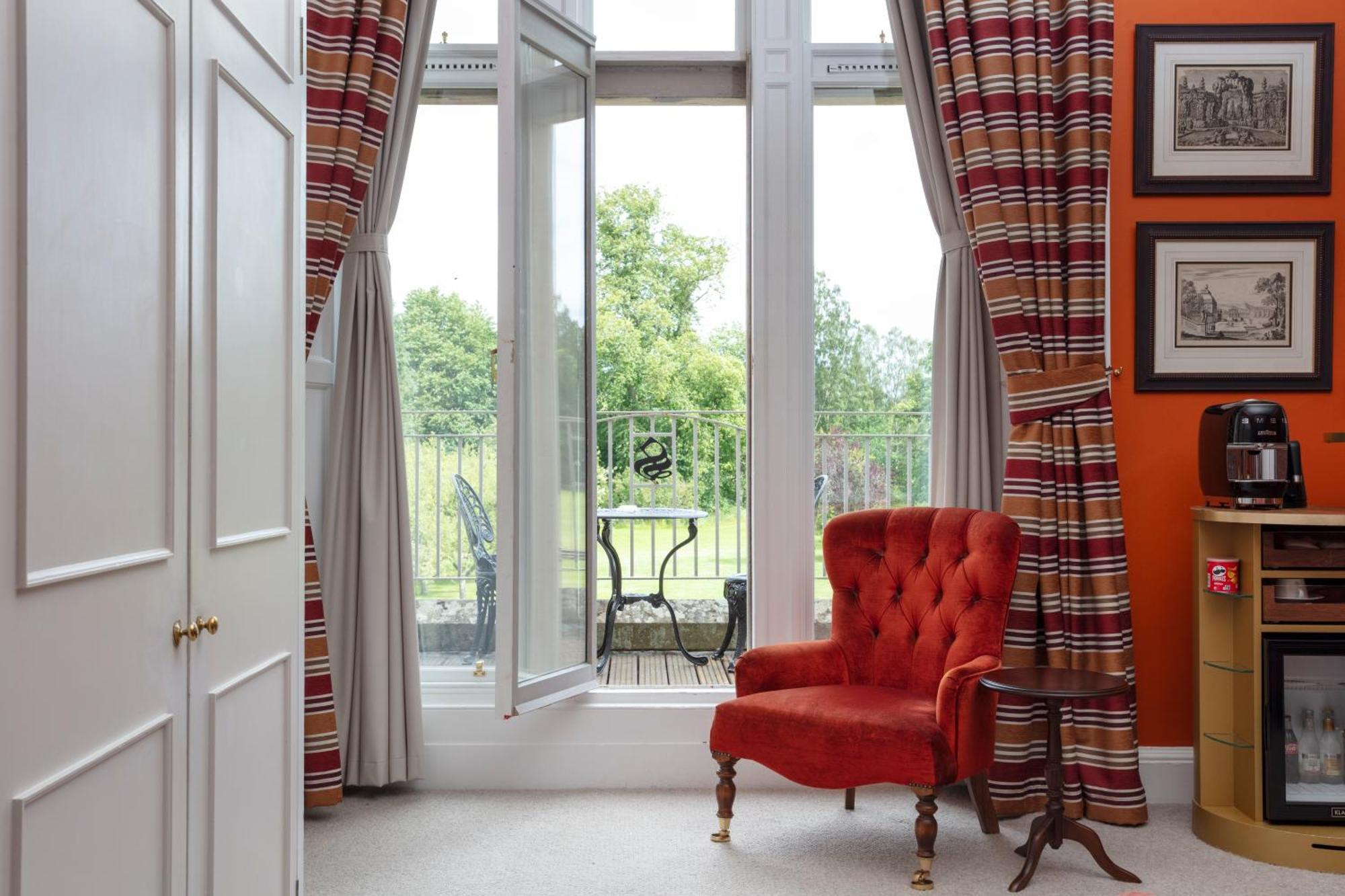 Schloss Roxburghe, Part Of Destination By Hyatt Luaran gambar A window with a window seat